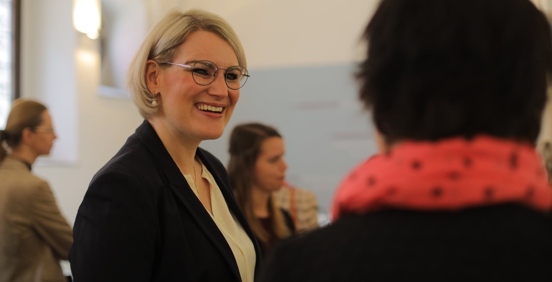 Frag die Oberbürgermeisterin: OBM Eva Weber, seit wenigen Wochen im Amt, beantwortet Fragen von Kindern zur Coronakrise. (Quelle: CSU Augsburg/Martin Augsburger)