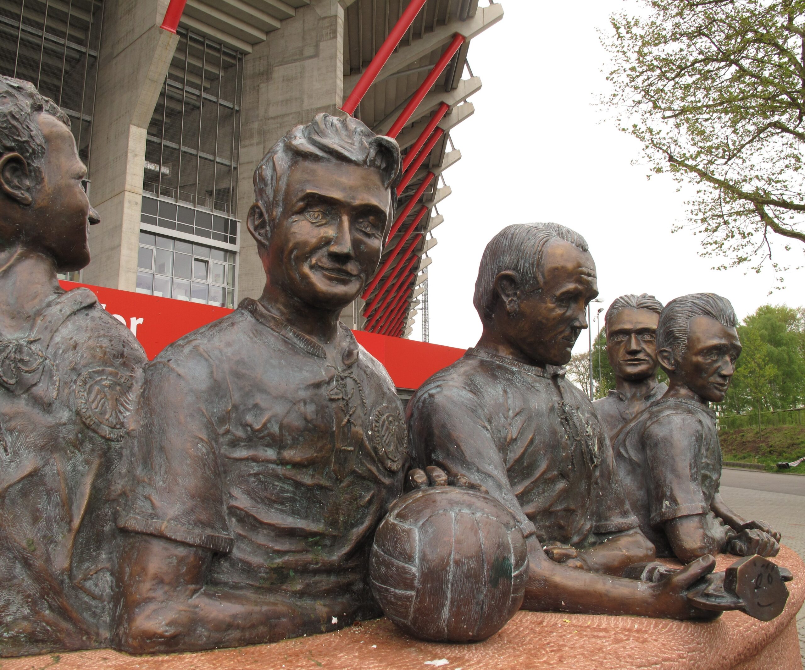 Kaiserslauterer Fußballnostalgie: Die Statue der fünf Lauterer Fußballweltmeister von 1954 um die FCK-Ikone Fritz Walter steht vor dem Fritz-Walter-Stadion auf dem Betzenberg. (Quelle: Andreas Erb)