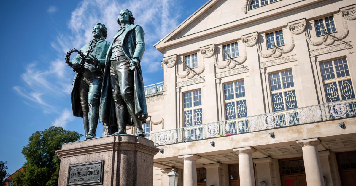 Goethe-Schiller-Denkmal vor dem Deutschen Nationaltheater in Weimar (Quelle: Stadt Weimar/Weimar GmbH/Thomas Müller)