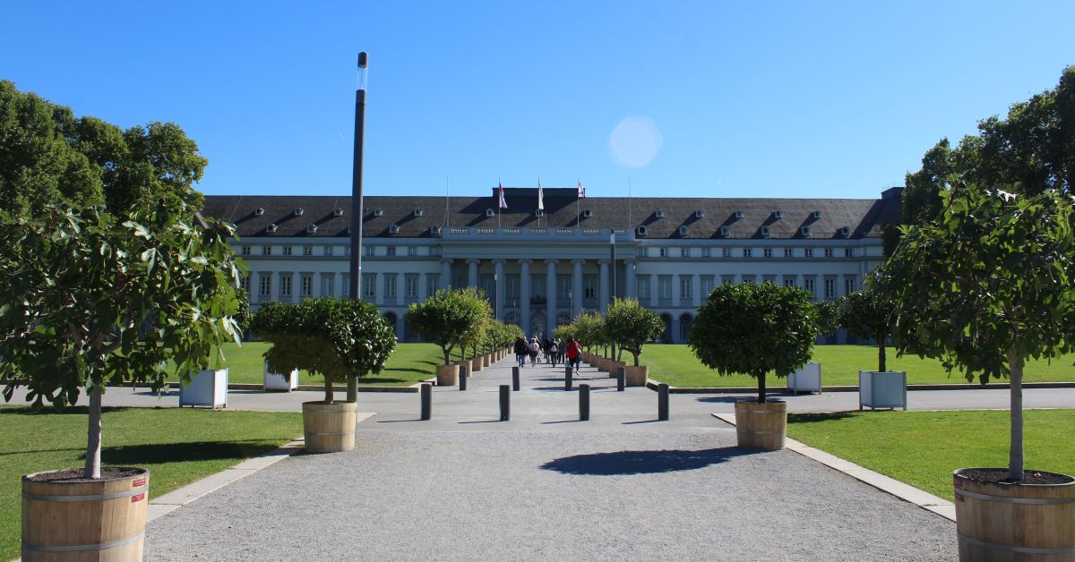 Kurfürstliches Schloss in Koblenz mit dem zur Buga neu gestalteten Vorplatz (Quelle: Stadt Koblenz)