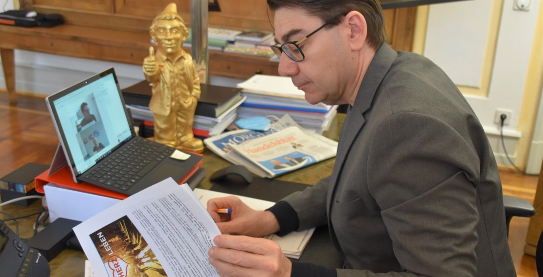 In Sorge um die City: OBM Thomas Hirsch unterzeichnet die Petition #StadtHerzLeben. (Quelle: Stadt Landau)