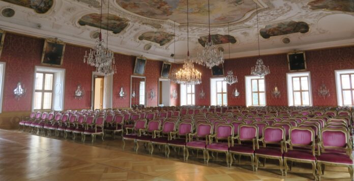 Leere Stühle: Fürstensaal im Stadtschloss Fulda (Quelle: Stadt Fulda)