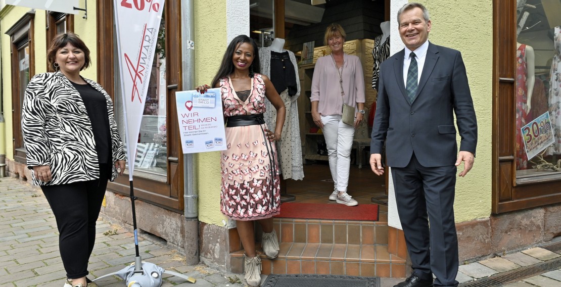 Rund 550 Läden nahmen an der Marburger Stadtgeldaktion teil, darunter auch dieses Geschäft; hier beim Besuch von OBM Thomas Spies. (Quelle: Stadt Marburg/Georg Kronenberg)