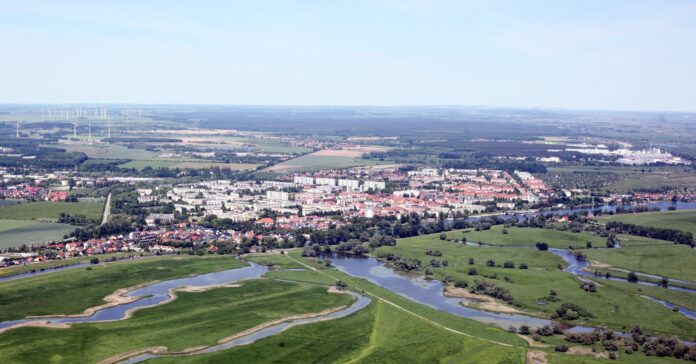 Schwedt mit Raffinerie (Quelle: Stadt Schwedt/Oder, Foto: Aerophoto Ltd.) setzt auf Fortbestand der PCK