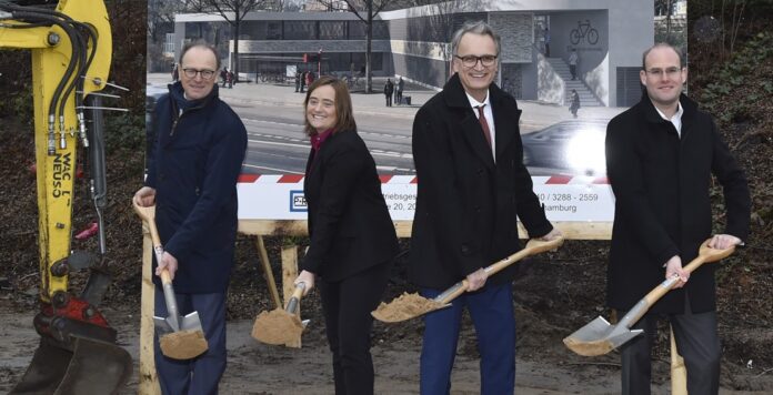 Beim Spatenstich für das Hamburger Fahrradparkhaus, von links: der Umweltdezernent Michael Bigdon aus dem Bezirk Hamburg-Nord, die Hamburger Radverkehrskoordinatorin Kirsten Pfaue, Verkehrsstaatsrat Andreas Rieckhof und Jan Krampe, Geschäftsführer der P+R-Betriebsgesellschaft. (Quelle Hamburger Hochbahn AG)