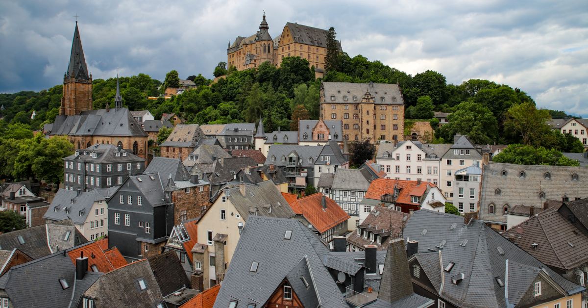 Topografische Besonderheit: Die City Marburgs liegt in einer Talsohle. Das hat Auswirkungen auf den Stadtverkehr. (Quelle: Stadt Marburg/Patricia Grähling)