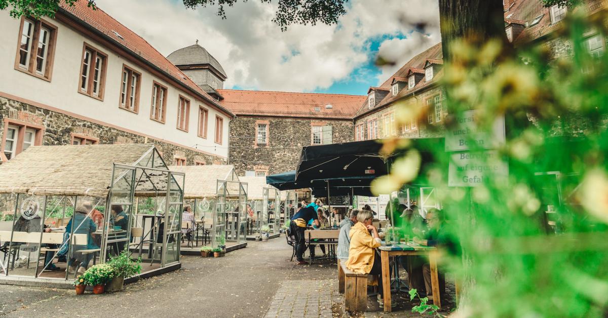 Wirtschaft im Hof: Popup-Gastronomie in Hanau (Quelle: Stadt Hanau/David Seeger)