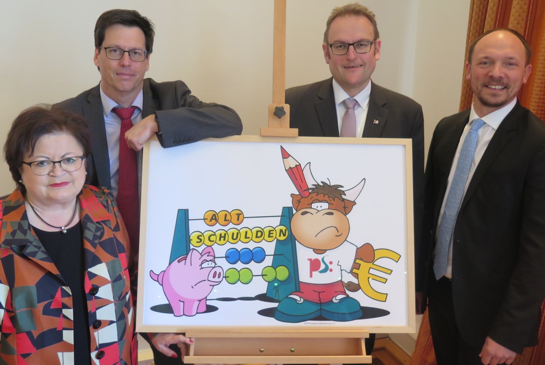 Sprachen über eine Lösung für kommunale Altschulden: Bundestagsabgeordnete Anita Schäfer, OBM Marold Wosnitza aus Zweibrücken, OBM Markus Zwick aus Pirmasens und Innenstaatssekretär Marco Wanderwitz, von links. (Quelle: Andreas Erb)