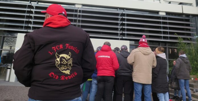 Zur Sondersitzung des Kaiserslauterer Stadtrats in Sachen Stadionpacht des FCK kamen zahlreiche Fußballfans ins Rathaus. (Quelle: Andreas Erb)