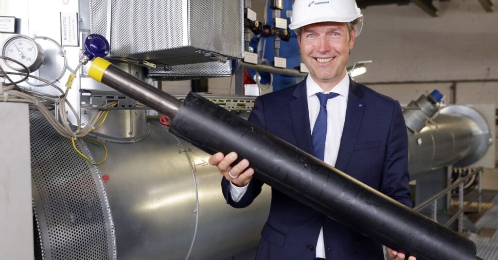 Mainova-Vorstand Martin Giehl vor einer Power-to-Heat-Anlage: Bereits seit 2015 produziert die Anlage erneuerbare Energie für das Fernwärmesystem in Frankfurt. (Quelle: Stadt Frankfurt am Main/Mainova)