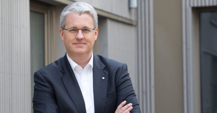 Seit 2024 zum zweiten Mal Oberbürgermeister von Rüsselsheim: Patrick Burghardt (Quelle: Stadt Rüsselsheim am Main/Volker Dziemballa)