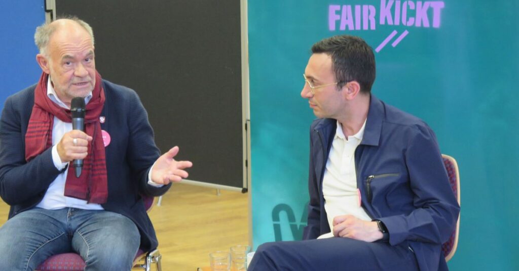 Nachhaltigkeitsdiskussion vor recycelten Rollup-Bannern: Roland Frischkorn (links) und Mike Josef. (Quelle: Andreas Erb)