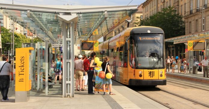 Der ÖPNV ist entscheidender Faktor der Verkehrswende: hier eine Straßenbahn in Dresden. (Quelle: DVB/Jürgen Herrmann)