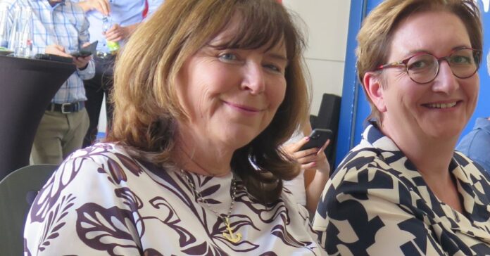 Sprachen über Energiewende und Transformation: Oberbürgermeisterin Jutta Steinruck bei einem Besuch von Bundesbauministerin Klara Geywitz (rechts) in Ludwigshafen. (Quelle: Andreas Erb)