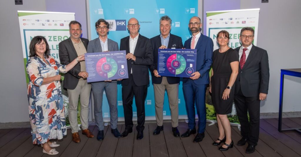Die Lausitz will Net-Zero Valley werden: Symbolische Übergabe eines Schemas des Beteiligungsprozesses "Lausitzer Weg" in der IHK Cottbus. (Quelle: Stadt Cottbus/IHK Cottbus)