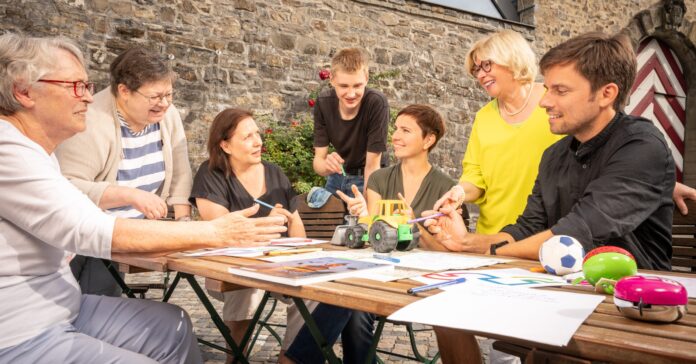 Im Rahmen der Initiative finden Tischgespräche statt. (Quelle: Christoph Meinschäfer)