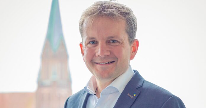 Rico Badenschier, Oberbürgermeister von Schwerin (Quelle: Landeshauptstadt Schwerin/Timm Allrich)