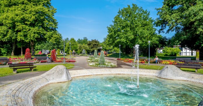 Öffentliche Wasserspiele steigern in Bad Füssing den Erholungswert. (Quelle: Sina Ettmer - stock.adobe.com)