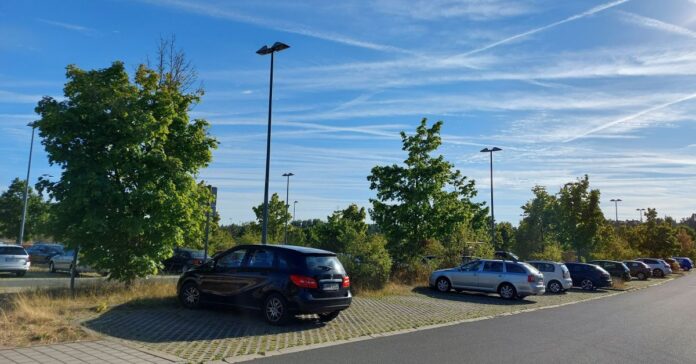 Klimainvestoren gesucht: Eine Photovoltaikanlage auf einer Parkplatzüberdachung könnte zum Klimaschutz beitragen. (Quelle: Stadtwerke Roth)