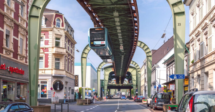 Die Wuppertaler Schwebebahn (Bild: stock.adobe.com - uslatar)